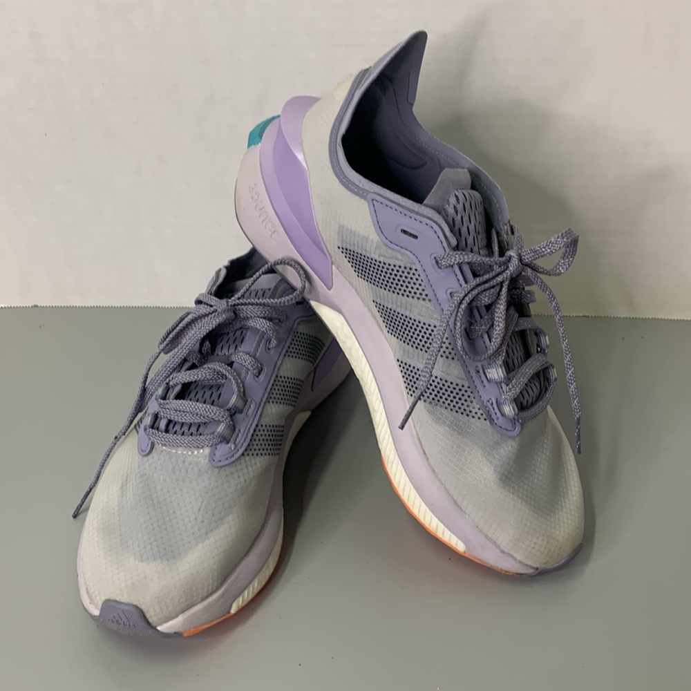 adidas Unisex-Adult Bounce Avery Running Shoe Women’s 8, Men's 6